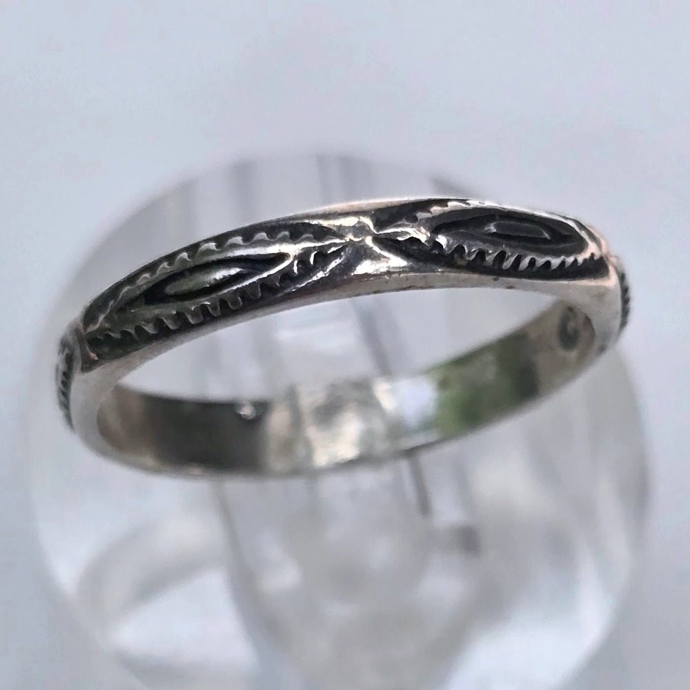 Vintage Sterling Silver 925 Stamped Southwestern Pattern Band Ring Size 7 2.2g